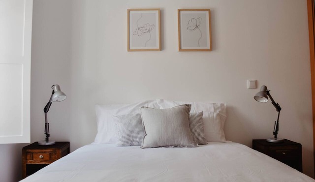 Spacious, light-filled one-bedroom apartment (self check-in)
