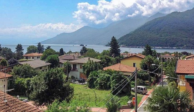 Spacious, light-flooded 2-room apartment with balcony & beautiful lake view