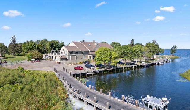 Spacious Lodge w/Sauna, Golf Views & Lake Access