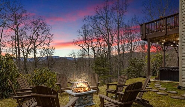 Spacious Lodge with Hot Tub, Firepit, Game Room