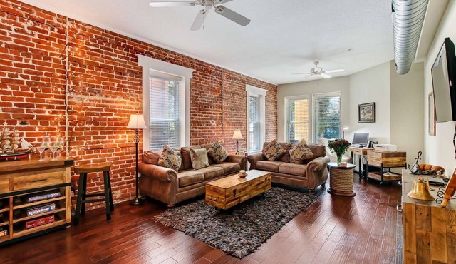 Spacious Loft for 2, near downtown Jax, Shared Backyard