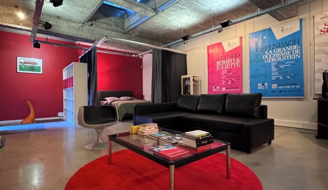 Spacious loft, private parking, courtyard and terrace. Pets welcome!