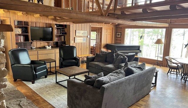 Spacious log home on Green Lake. Waterfront. Dog ok.