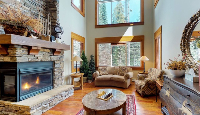 Spacious luxury home w/private hot tub, ski-in/ski-out access, dog friendly