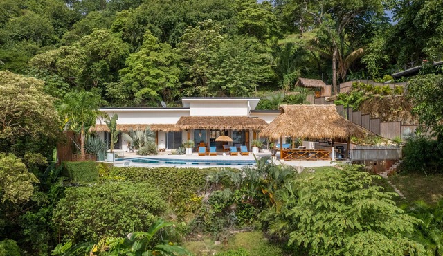 Spacious luxury villa with incredible ocean views, 5 minutes from the beach