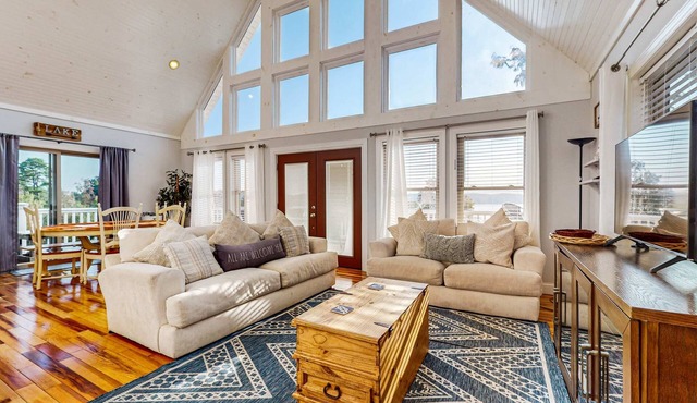 Spacious Luxe Lakefront Home, Hot Tub, Dock, Firepit