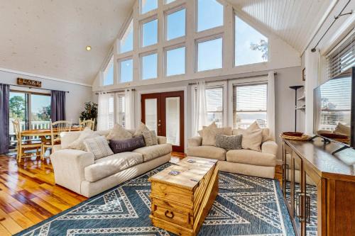 Spacious Luxe Lakefront Home Hot Tub Dock Firepit