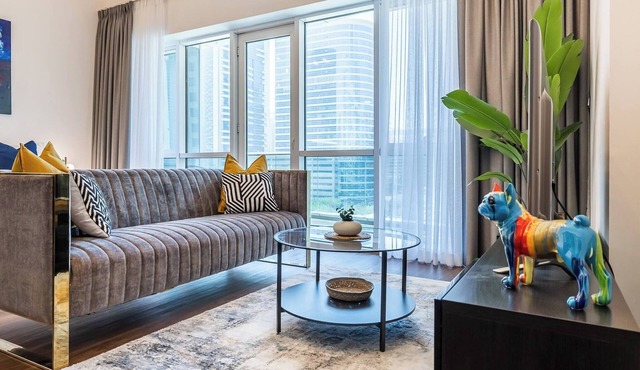 Spacious Luxe Studio Near Metro
