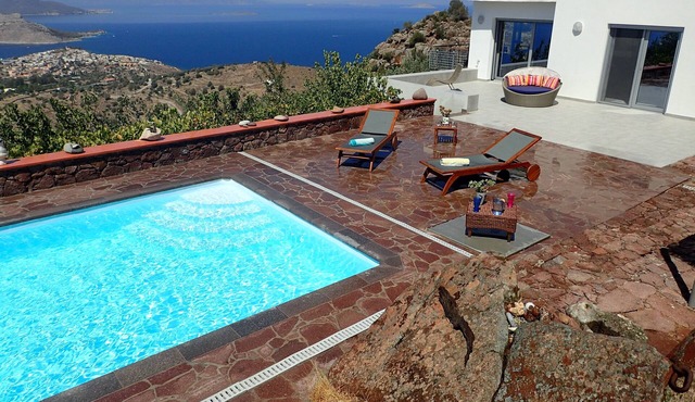 SPACIOUS - LUXURIOUS ART VILLA SEA VIEW WITH POOL AND GORGEOUS SUNSET!
