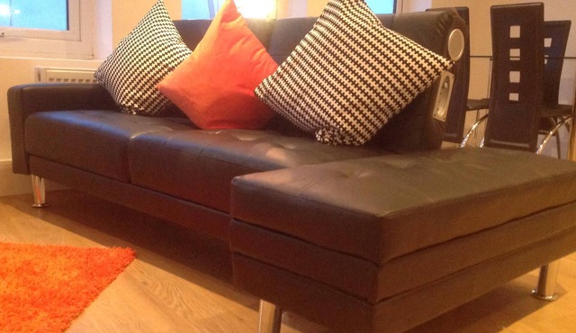 Spacious & Luxurious, Cranbrook Apartment