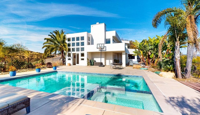 Spacious & Luxurious Retreat w/Unforgettable Views, Private Pool-close to Hiking