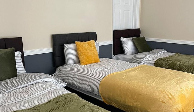 Spacious Luxury 4 Bed House free parking and WiFi