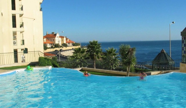 Spacious luxury apartment with 180° ocean view, pool, seafront beach