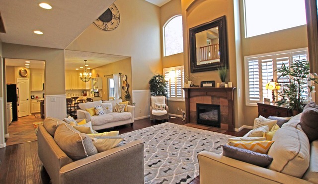 Spacious, Luxury, Centrally Located RETREAT! Sleeps 25 Sanitized!