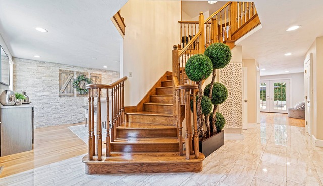Spacious luxury home, 22 min from Boston and 20 min from Gillette Stadium.