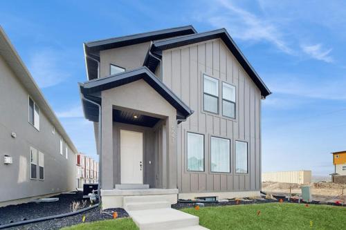 Spacious luxury multi-level home with en-suites patio balcony & hot tub