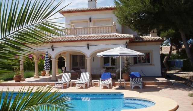 Spacious luxury private villa near sea and beaches with private pool sleeps 8