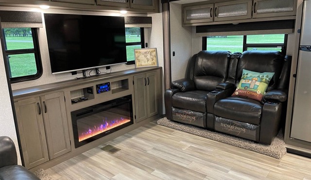 Spacious Luxury RV w/ 3BD & Cozy fireplace Chap Experience @ KHP