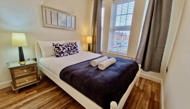 Spacious Luxury Serviced Apartment next to City Centre with Free Parking - Contractors & Relocators