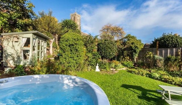 Spacious luxury thatched cottage with private hot tub on the edge of Exmoor