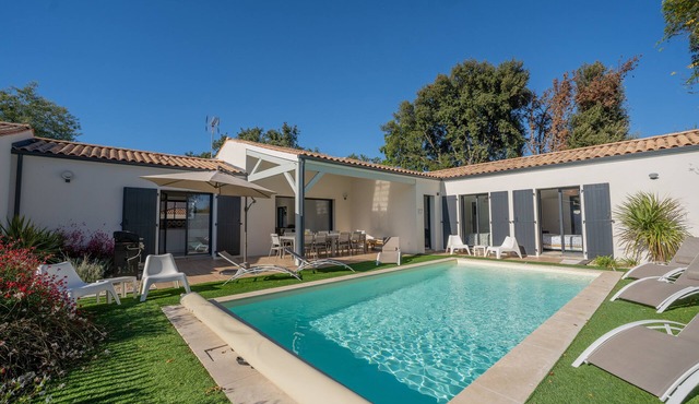 Spacious Luxury Villa with Pool – Walk to Beach – Ideal for Families or friends