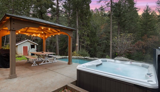 Spacious Luxury Woodland Cabin with pool and chef's kitchen