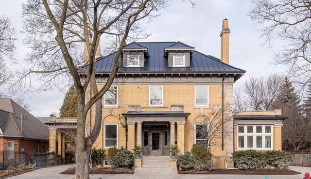 Spacious Mansion & Coach House - In The Heart Of Hamilton