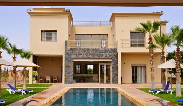 Spacious Marrakech villa w/AC & private pool — 5 bedrooms of pure charm!