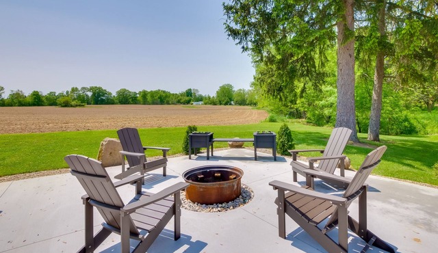 Spacious Massillon Log Cabin w/Fire Pit!