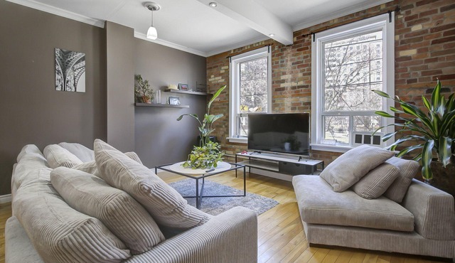 Spacious mid century 2 bedroom in downtown.
