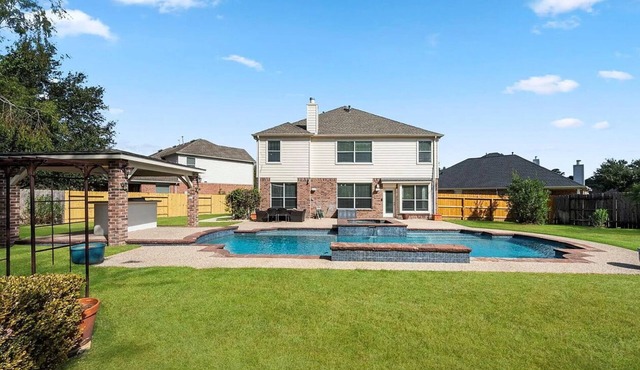 Spacious Mid Term Family Home In SPRING with Heated pool & Hot Tub.