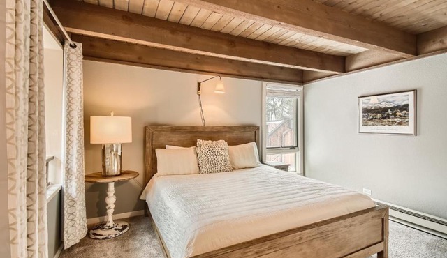 Spacious Mill Run 3 Townhouse Close to City Attractions