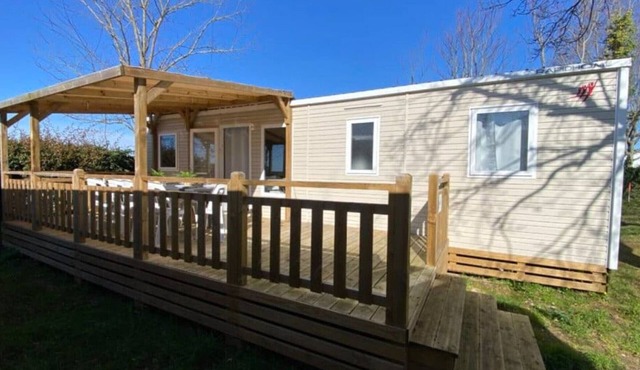 Spacious Mobile Home for 10 with Terrace