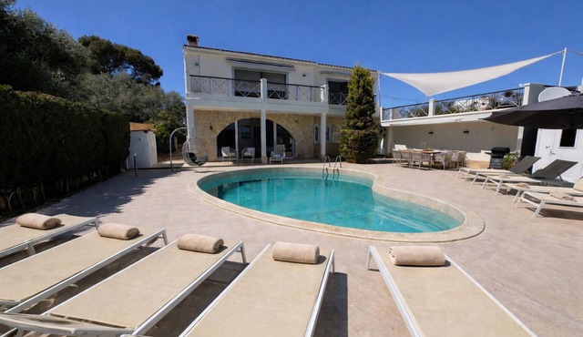 Spacious Modern Villa for 12 with Private Pool & Sea Views in Calas de Mallorca
