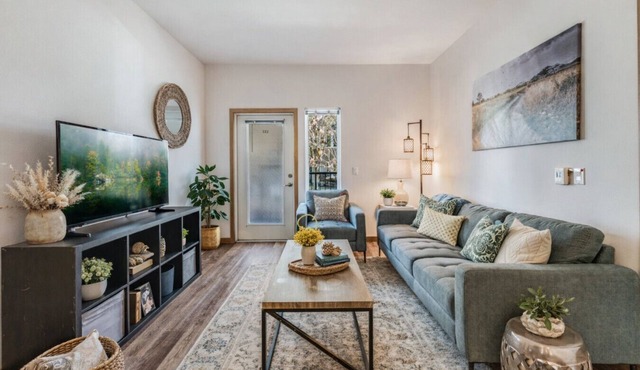 Spacious Modern 1BR 1BA | Downtown Redmond - 2