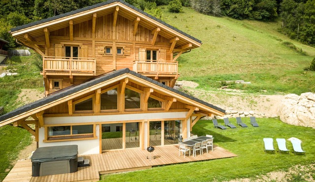 Spacious, modern 2-14 person chalet with HOT TUB, SAUNA and HOME CINEMA room
