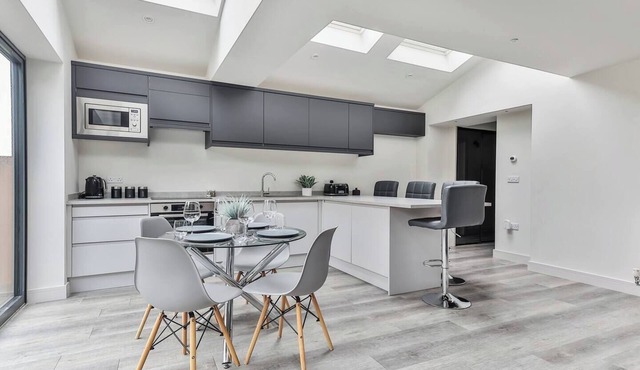 Spacious, Modern 2 bed Apartment with ensuites