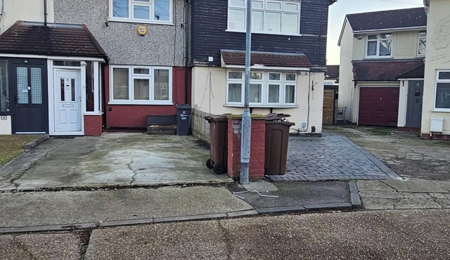 Spacious & Modern 2-Bed House in Dagenham