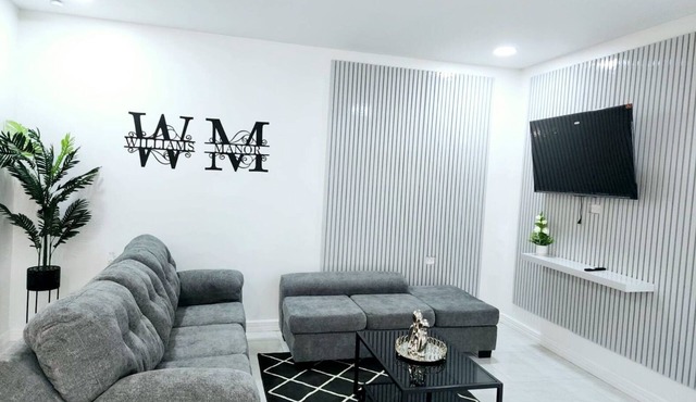 Spacious, modern 2-bedroom apartment, Westend Negril with AC, WiFi, W/Heater