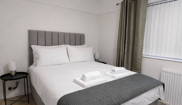 Spacious & Modern 2BR Flat in Bury Town Centre