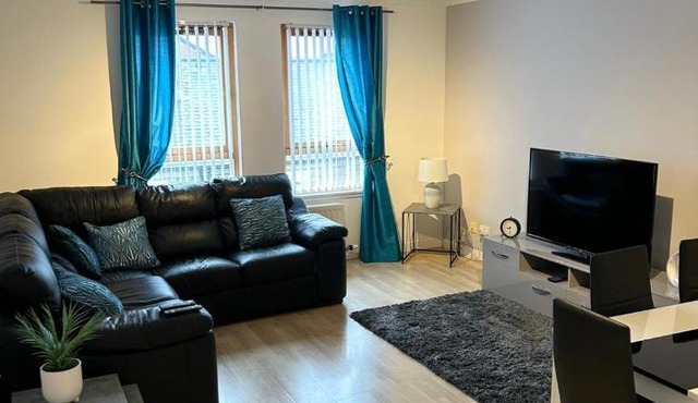 Spacious, modern 3 bedroom luxury flat in centre location