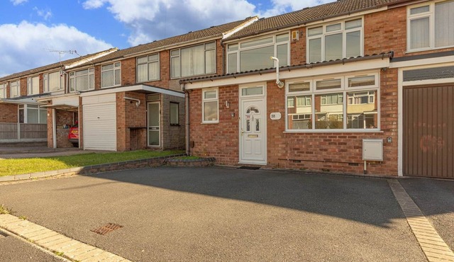 Spacious & Modern 4-Bed Home – Sleeps 7