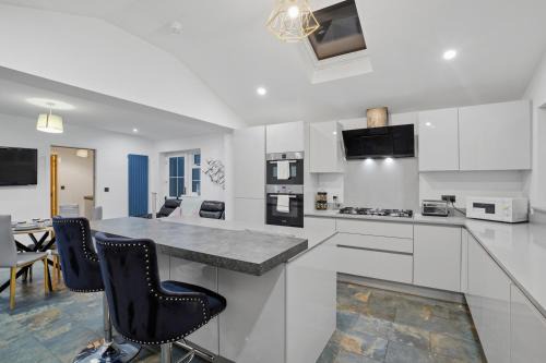 Spacious Modern 4BR Home 2 Luxury Bathrooms Private Parking Near M54, M6, JLR & WV1