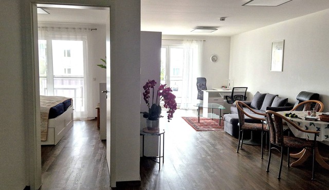 Spacious modern apartment, large balcony, W-Lan, underground parking, quiet suburban location