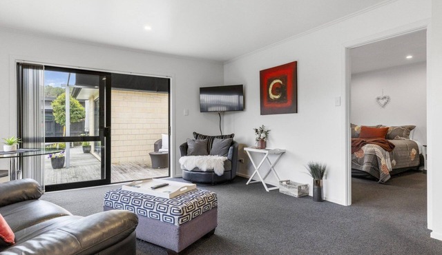 Spacious, modern apartment situated just 3 mins from Lake Taupo. Dog friendly!