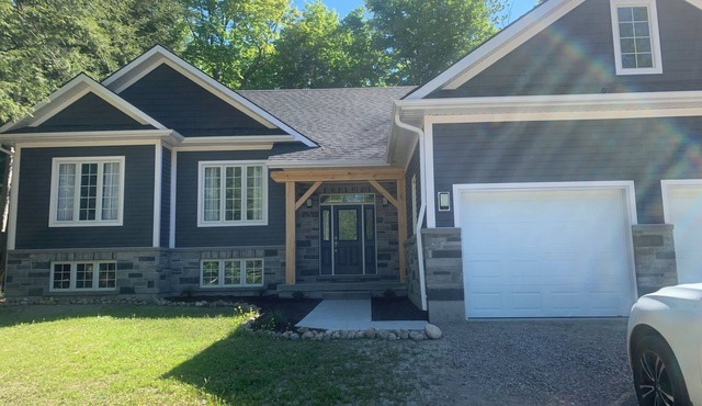 Spacious & Modern Bungalow on Cul-de-Sac: Large Deck, Wood Lot, Steps to Beach