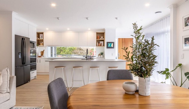 Spacious Modern Coastal Haven, 5 minutes to the beach, shops and walking tracks.