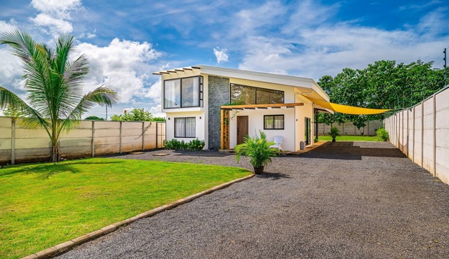 Spacious modern home with firepit, lush yard, dog friendly & near beach
