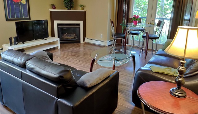 Spacious Modern Downtown Modern 2 Bed 2 Bath U/G PARKING