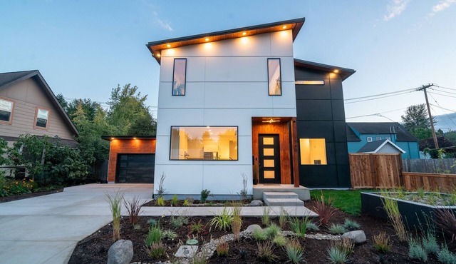 Spacious Modern Escape Near UO Campus